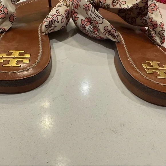 Tory Burch Carson flat thong sandal - printed satin in hicks garden color - Picture 6 of 11